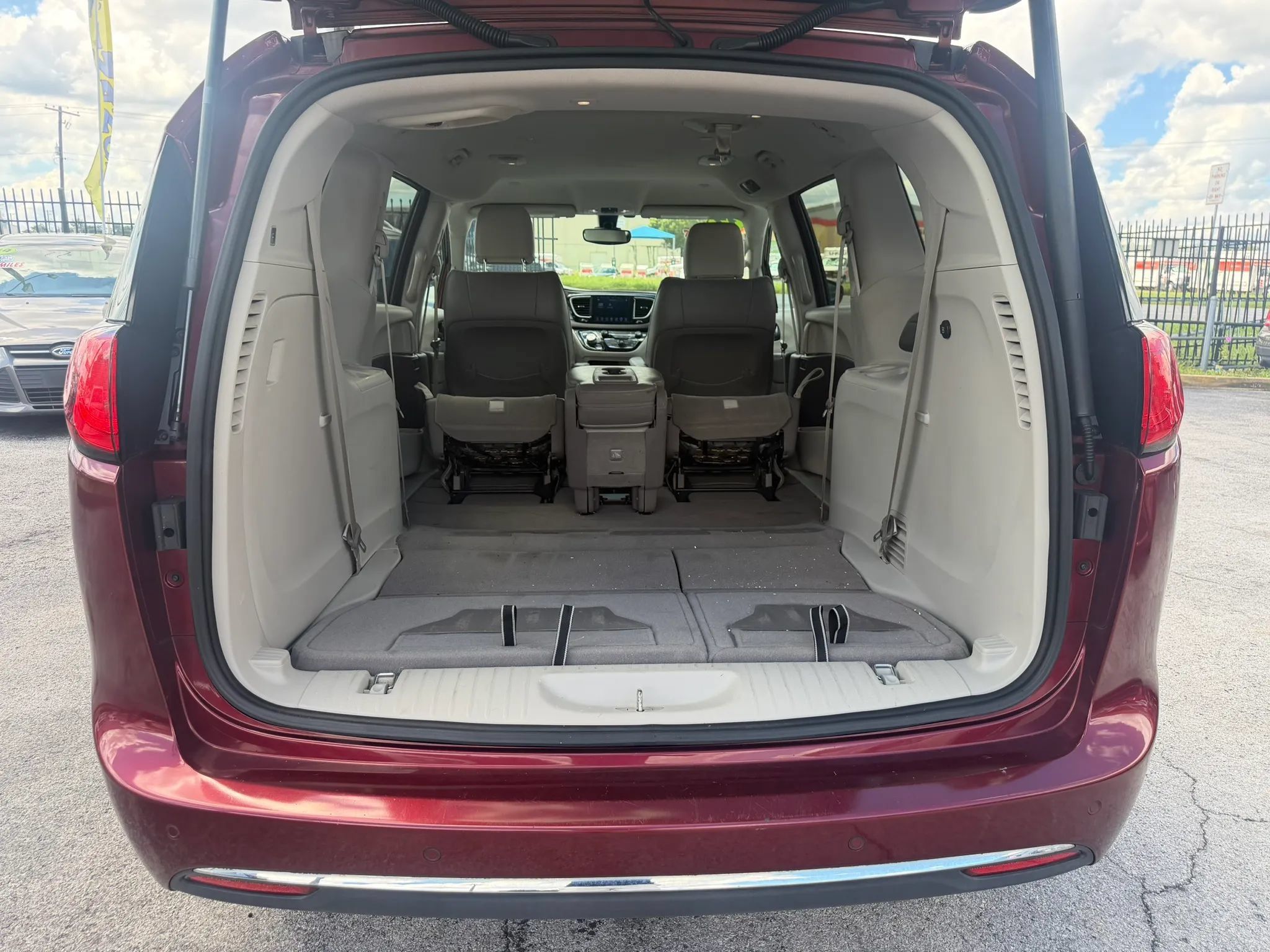 Used 2017 Chrysler Pacifica Touring-L w/ Tire & Wheel Group FWD image 17