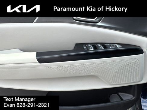 Used 2024 Kia Carnival LX FWD image 22