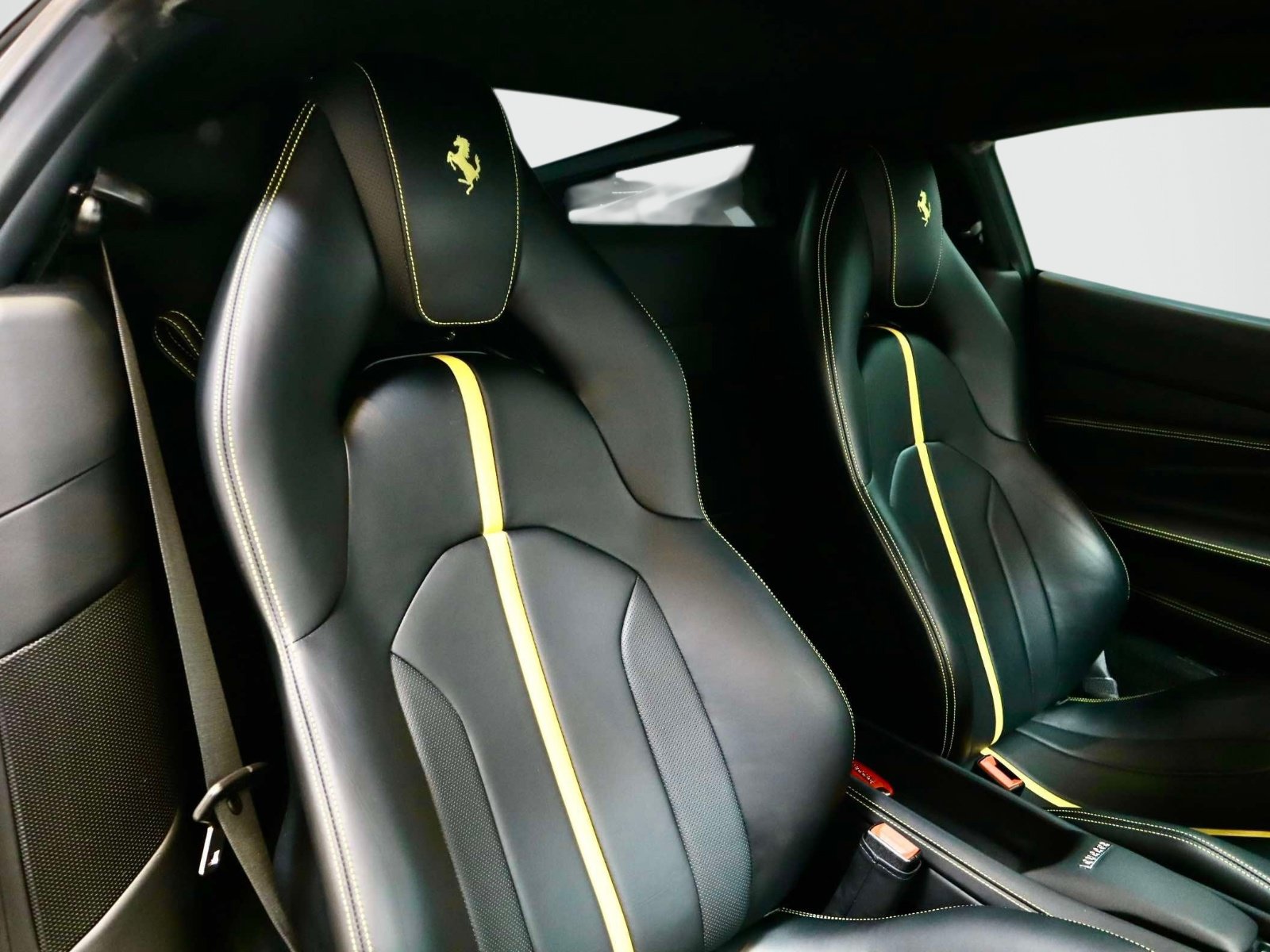 Certified 2022 Ferrari F8 Tributo RWD image 18