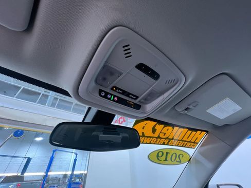 Used 2019 Chevrolet Traverse LT FWD image 32