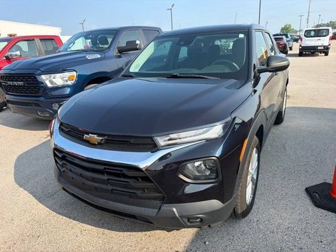 Used 2021 Chevrolet TrailBlazer LS FWD image 2