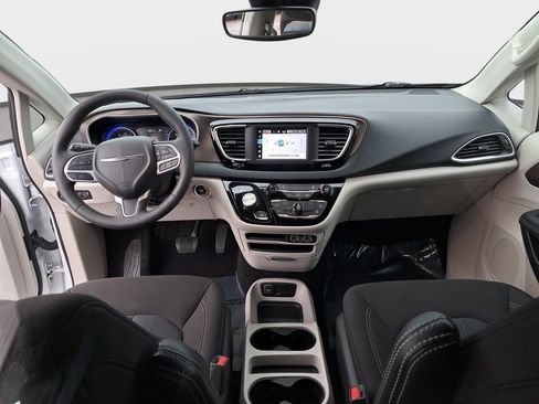 Used 2023 Chrysler Voyager LX image 2