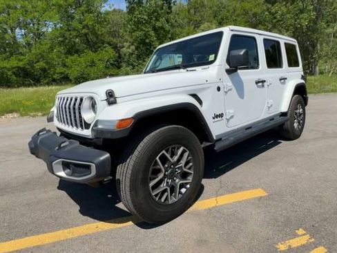 Used 2025 Jeep Wrangler Unlimited Sahara AWD/4WD image 4
