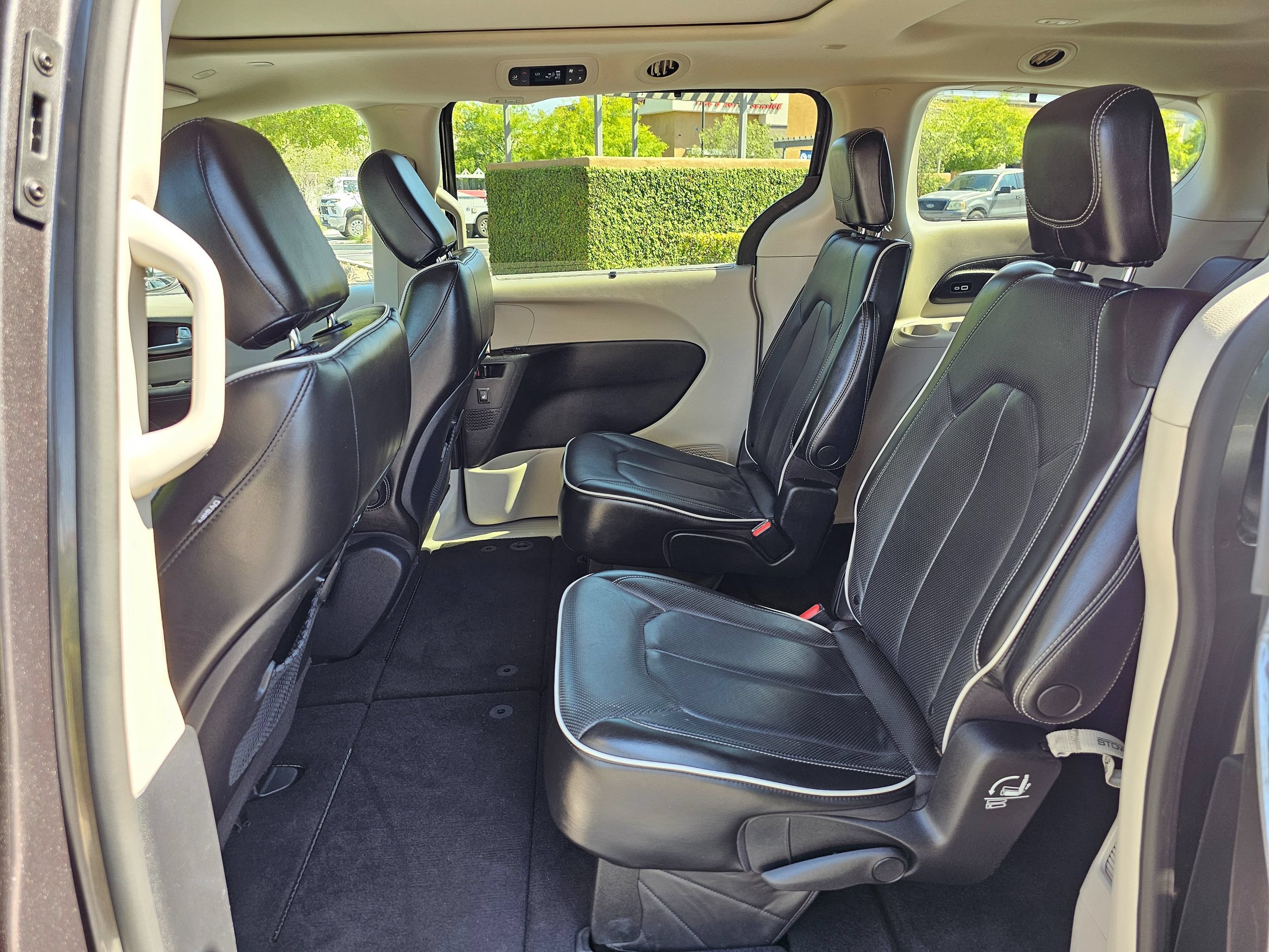 Used 2022 Chrysler Pacifica Limited FWD image 16