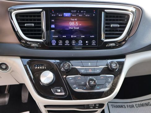 Used 2017 Chrysler Pacifica Touring w/ Tire & Wheel Group FWD image 38