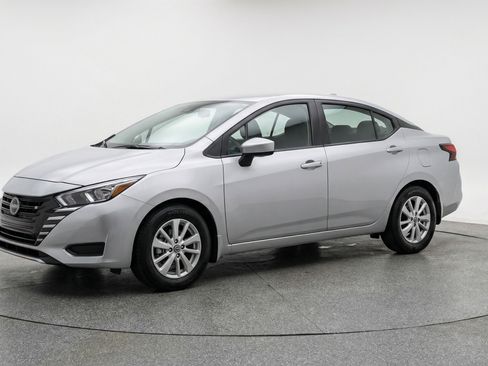 Used 2025 Nissan Versa SV image 3