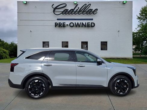Used 2025 Kia Sorento S image 2