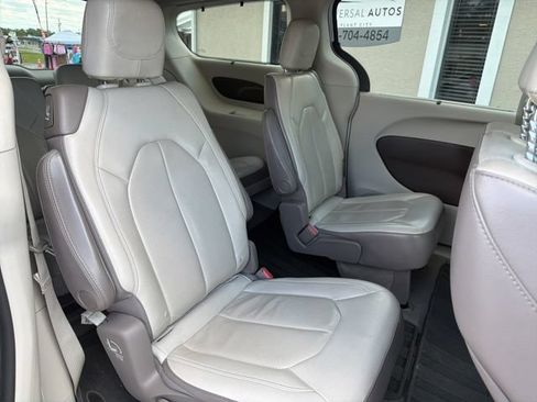 Used 2018 Chrysler Pacifica Touring-L FWD image 14