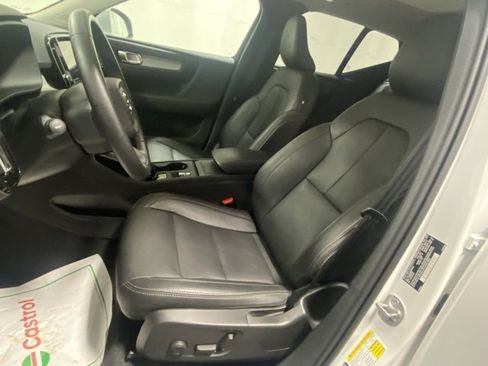 Used 2025 Volvo XC40 B5 Core image 11