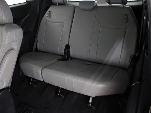 Used 2026 Toyota Sienna XLE FWD image 33