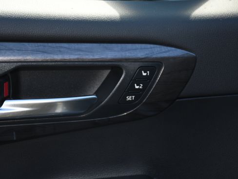 Used 2020 Toyota Highlander Limited image 12