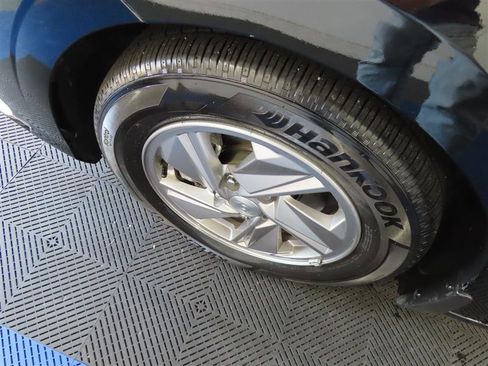 Used 2025 Hyundai Elantra SE FWD image 6
