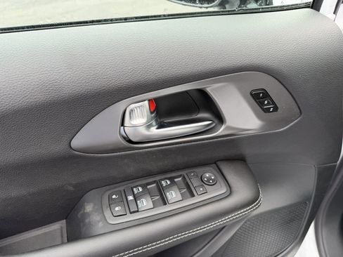 New 2026 Chrysler Pacifica Select FWD image 16