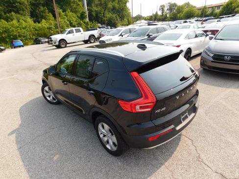 Used 2021 Volvo XC40 T4 Momentum FWD image 8