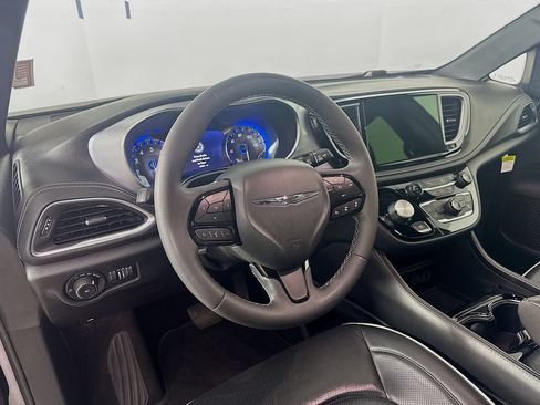Used 2025 Chrysler Pacifica Limited FWD image 10