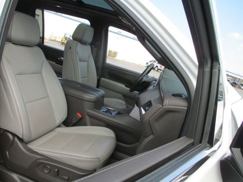 Used 2023 GMC Yukon XL SLT w/ SLT Luxury Package image 26