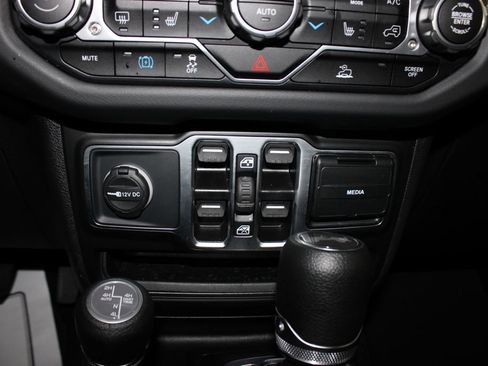 Used 2025 Jeep Wrangler Unlimited Sahara AWD/4WD image 14