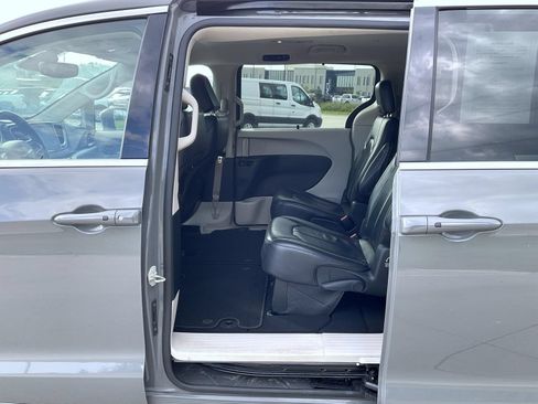 Used 2022 Chrysler Pacifica Touring-L FWD image 18