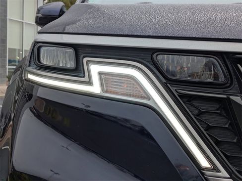 Used 2024 Kia Carnival LX image 11