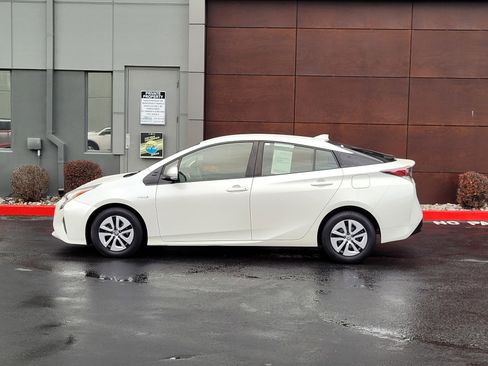 Used 2017 Toyota Prius Two image 7