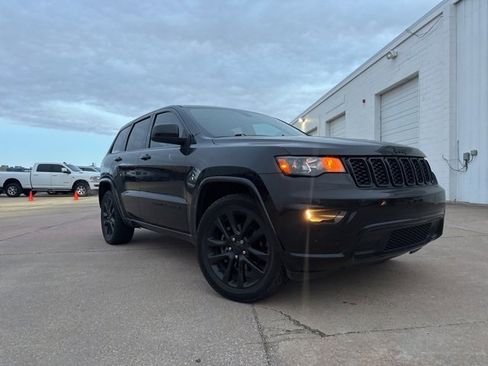 Used 2020 Jeep Grand Cherokee Altitude image 2