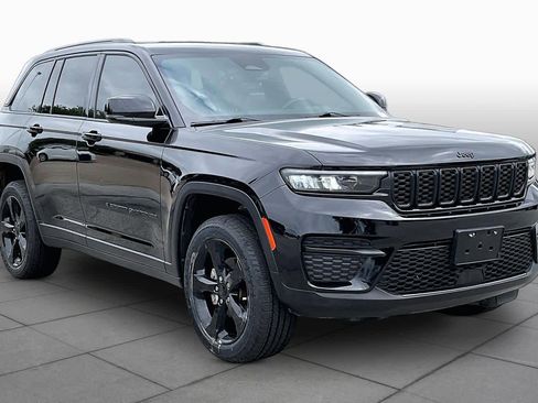 Used 2022 Jeep Grand Cherokee Altitude AWD/4WD image 3