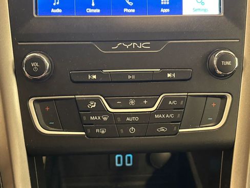 Used 2020 Ford Fusion SE FWD image 25