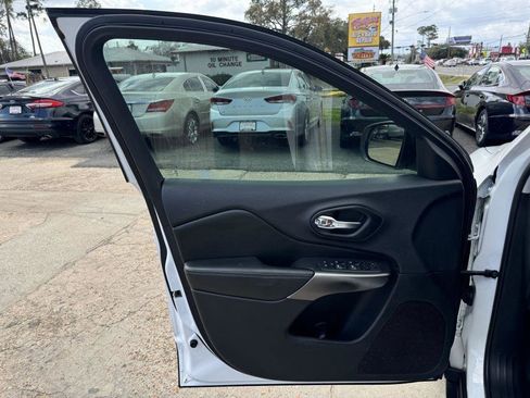 Used 2019 Jeep Cherokee Latitude w/ Popular Appearance Group image 12