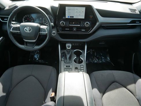 Used 2024 Toyota Highlander LE AWD/4WD image 16