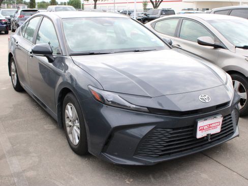 Used 2025 Toyota Camry LE w/ Convenience Package FWD image 2