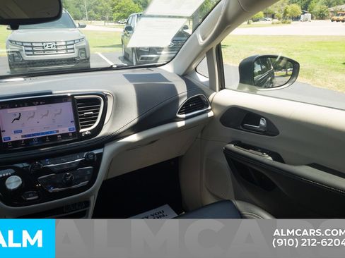 Used 2023 Chrysler Pacifica Touring-L FWD image 19