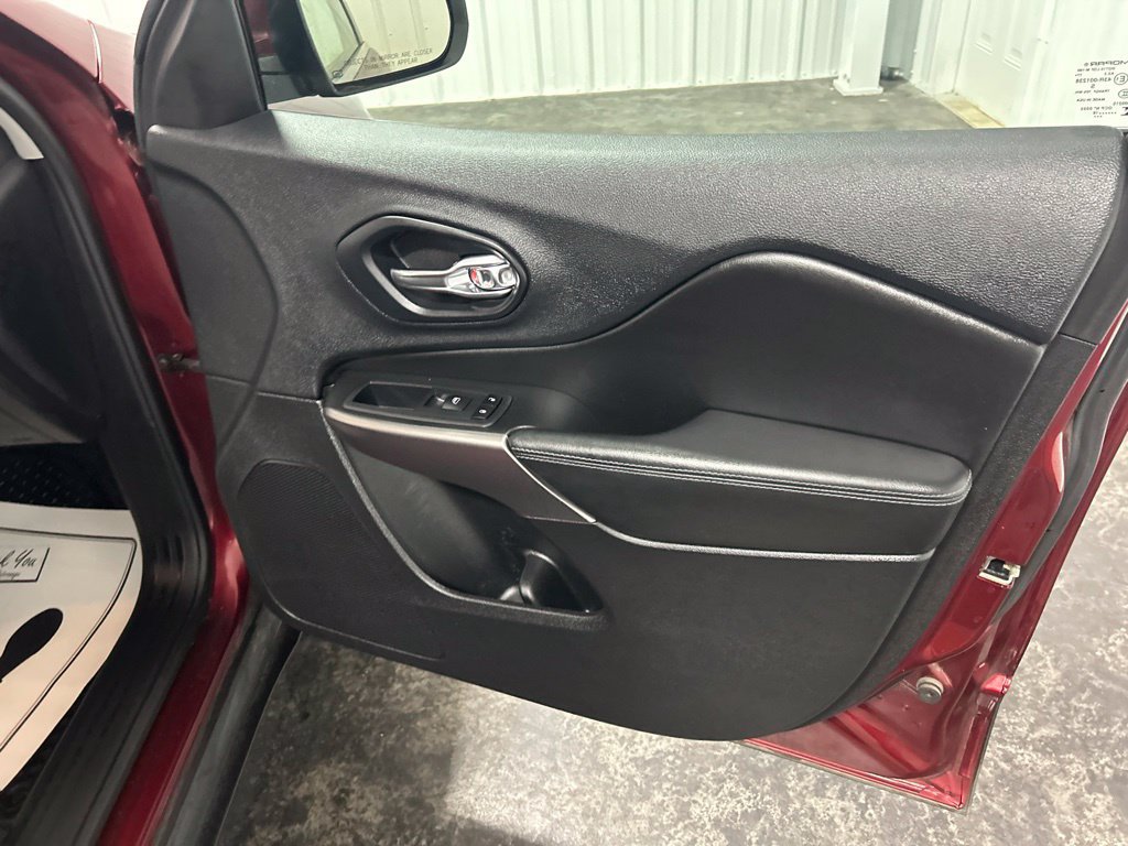 Used 2019 Jeep Cherokee Latitude w/ Cold Weather Group FWD image 13