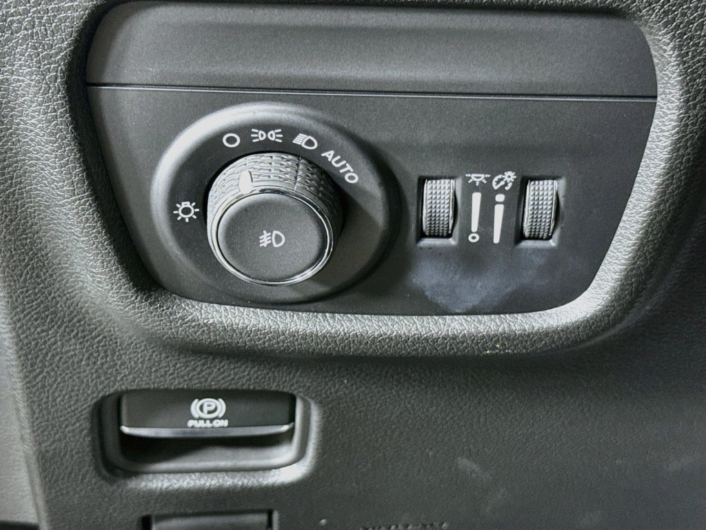 Used 2023 Jeep Grand Cherokee Limited w/ Black Appearance Package AWD/4WD image 10