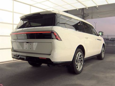 Used 2025 Lincoln Navigator L Reserve AWD/4WD image 4