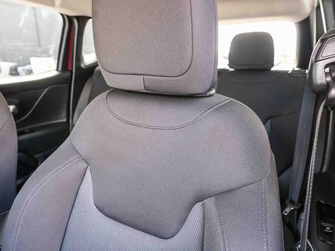 Used 2023 Jeep Renegade Latitude AWD/4WD image 21