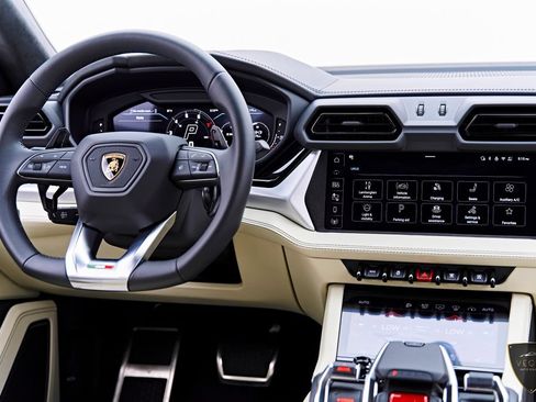 Used 2026 Lamborghini Urus SE AWD/4WD image 67