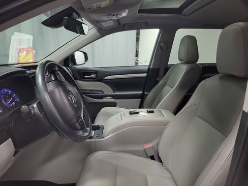 Used 2019 Toyota Highlander XLE AWD/4WD image 13