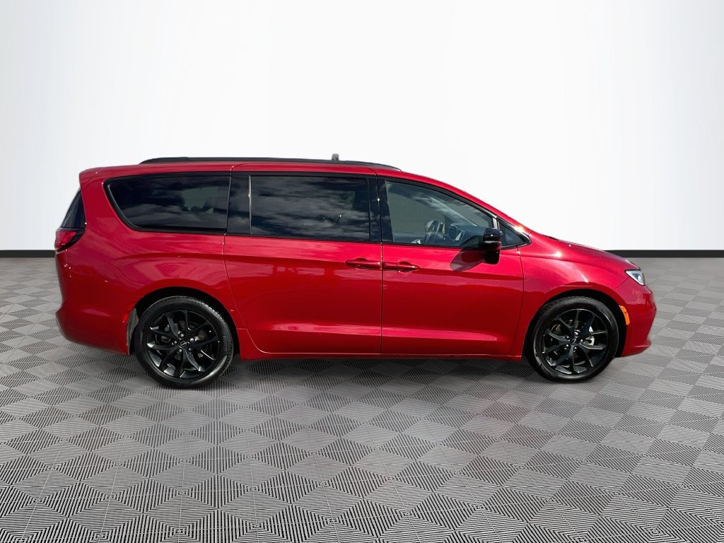 Used 2025 Chrysler Pacifica Limited FWD image 8