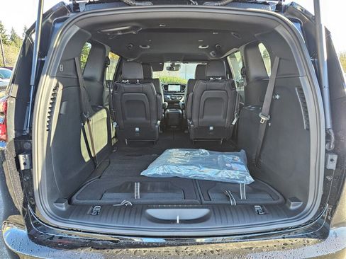 New 2026 Chrysler Pacifica Select image 16