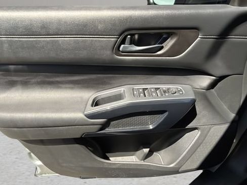 Used 2025 Nissan Pathfinder S FWD image 17