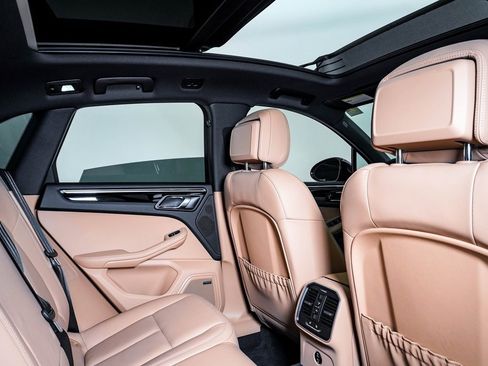 Certified 2025 Porsche Macan image 16