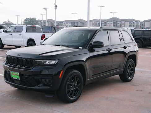 New 2025 Jeep Grand Cherokee Altitude image 3