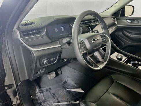 Used 2023 Jeep Grand Cherokee Limited AWD/4WD image 9