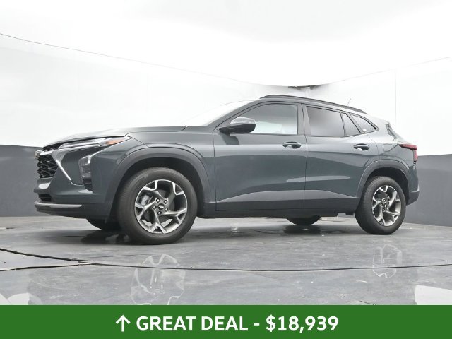 Used 2025 Chevrolet Trax LT FWD image 49