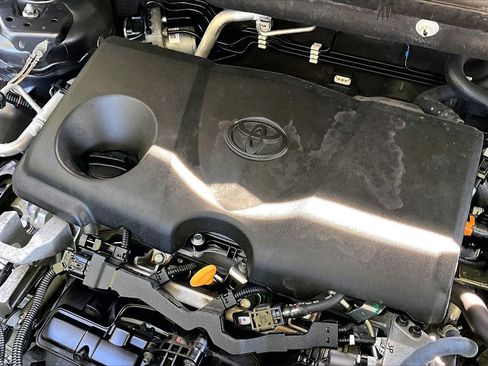 Used 2022 Toyota RAV4 XLE image 28