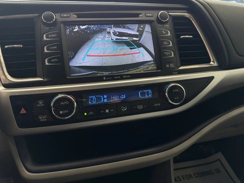 Used 2019 Toyota Highlander XLE AWD/4WD image 19