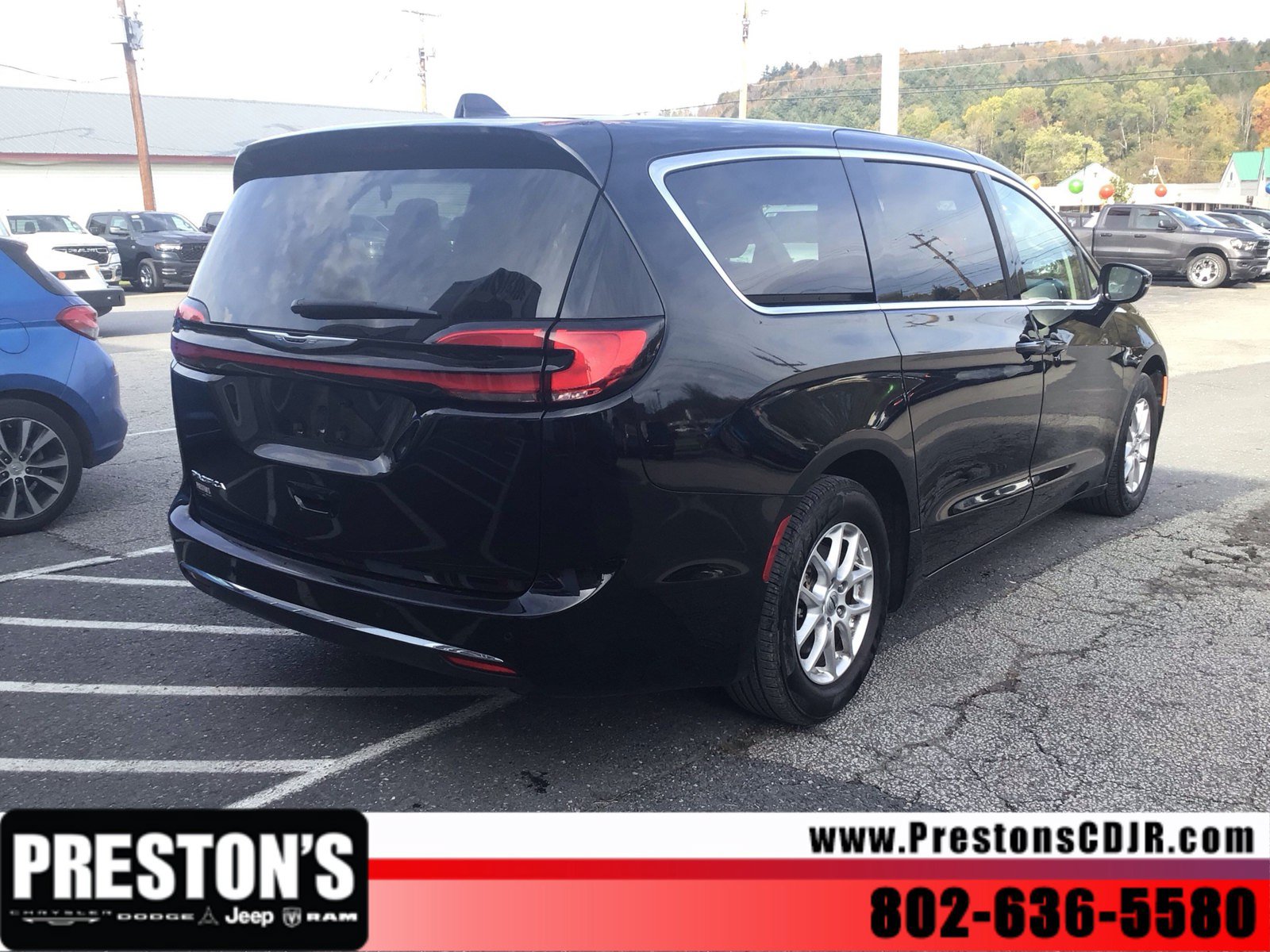 Used 2024 Chrysler Pacifica Touring-L FWD image 6