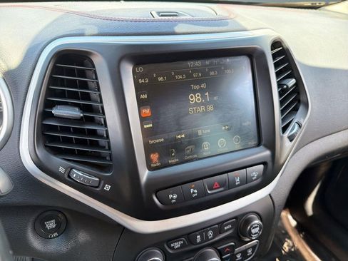 Used 2017 Jeep Cherokee Trailhawk AWD/4WD image 23