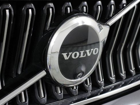 Certified 2025 Volvo XC40 B5 Plus image 27