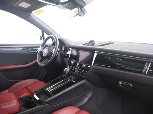 Certified 2024 Porsche Macan S AWD/4WD image 22